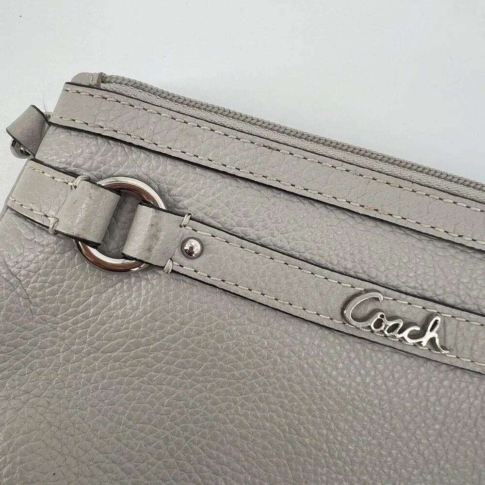 Coach Silver‎ Cursive Logo Gray Pebbled Leather Wristlet 2010s Vintage